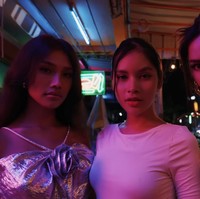 Lisa BLACKPINK merilis lagu terbarunya bertajuk Rockstar. Video klipnya pun langsung jadi perbincangan di kalangan para penggemar karena menampilkan konsep unik dan tiga transgender Thailand. Foto: Dok. LLOUD