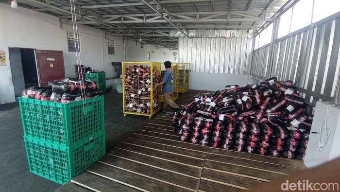 Tumpukan paket pengiriman produk untuk konsumen di pabrik Sajodo Snack Tasikmalaya.