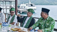 UKP Mardiono bersama Bupati Kepulauan Anambas Abdul Haris berdiskusi di Anambas Resort. UKP Mardiono mendorong pemerintah Kabupaten Kepulauan Anambas untuk mengembangkan berbagai potensi yang dimiliki khususnya menjadi kota pariwisata andalan di daerah perbatasan.