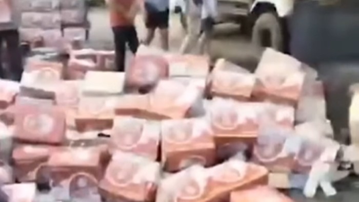 Viral truk bermuatan bir terbalik di Jeneponto, Sulsel.
