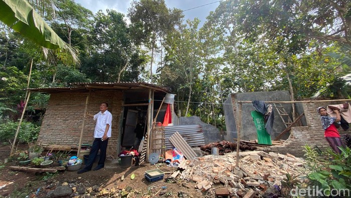 Wabup Ujang saat memberikan bantuan kepada Ida pemilik rumah tidak layak huni di Pangandaran