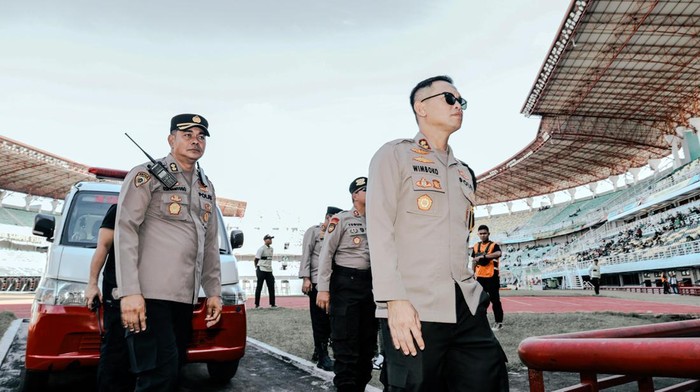 Waka Polrestabes Surabaya AKBP Wimboko mengecek pengamanan di Stadion GBT