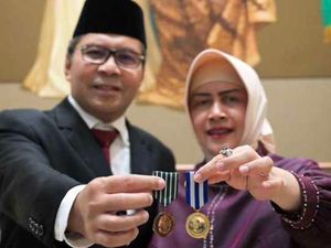 Walkot Makassar Danny Raih Penghargaan Satyalencana Wira Karya dari Jokowi