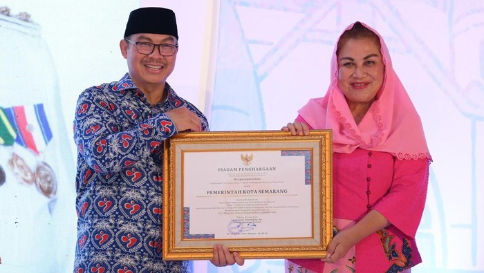 Wali Kota Semarang Hevearita Gunaryanti Rahayu menerima Penghargaan kategori Terinovasi dalam Pembangunan Keluarga 2024