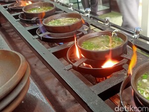 Unik! Sensasi Makan Soto Bakar yang Bikin Badan Hangat dan Segar