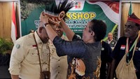 Acara itu digelar oleh Asosiasi Petani Kelapa Sawit Indonesia (APKASINDO) dengan dihadiri beberapa narasumber seperti Pj Gubernur Papua Anike Rawar, Ketua Umum DPP APKASINDO Gulat Manurung, Ketua Tim Pemasaran Domestik Ditjenbun Elvyrisma Nainggolan dan masih banyak lagi.