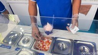 Variasi yogurt dan es krimnya sangat beragam. Bisa ditambah berbagai topping seharga Rp 5 ribu, seperti rainbow jelly dan nata de coco. Foto: Detikcom / Atiqa Rana / Riska Fitria
