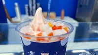Seperti ini tampilannya yogurt Cimory! Kami memilih yogurt variasi strawberry yang ternyata rasa manis asamnya pas. Makin enak dimakan dengan topping jelly dan nata de coco. Foto: Detikcom / Atiqa Rana / Riska Fitria