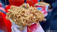 Mie Gaga yang sudah matang bisa diambil sepuasnya. Rasanya tentu pedas. Namun, sangat nikmat, terlebih jika kamu sangat suka pedas. Harganya sesuai dengan paket yang dibeli. Namun perlu antre panjang ya! Foto: Detikcom / Atiqa Rana / Riska Fitria