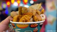 Di gerai Mitraku yang terkenal dengan olahan seafoodnya juga punya jajanan menarik. Mereka menawarkan berbagai macam olahan seafood yang sudah digoreng. Bisa diambil sepuasnya juga dengan harga Rp 35 ribu. Foto: Detikcom / Atiqa Rana / Riska Fitria