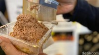 Roti bluder dari Cokro juga bisa ditemui di PRJ. Terbaru, mereka menawarkan jajanan roti bluder yang disajikan dengan es serut cokelat seperti ini. Perpaduannya pun makin nikmat. Foto: Detikcom / Atiqa Rana / Riska Fitria