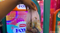Jika ingin mencari aktivitas seru sekaligus dapat permen gratis, bisa mampir ke gerai Fox. Dengan harga 5 ribu kamu bisa ikut main dan coba meraup permen sebanyak-banyaknya. Foto: Detikcom / Atiqa Rana / Riska Fitria