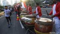 Para pelari yang berhasil melewati garis finis disambut dengan tabuhan drum.