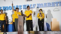 Menko Marves Luhut Binsar Pandjaitan (atas, keempat kiri) didampingi Pj Gubernur DKI Jakarta Heru Budi Hartono (atas, kedua kiri), Ketua Dewan Komisioner LPS Purbaya Yudhi Sadewa (atas, keempat kanan), Wakil Ketua Dewan Komisioner Lana Soelistianingsih dan Sekjen PB PASI Tigor Tanjung saat pelepasan peserta LPS Monas Half Marathon 2024 di kawasan Monas, Jakarta, Minggu (30/6/2024).