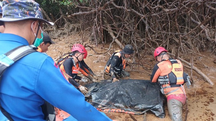 Alex korban ledakan jukung di Sungai Dawas, Muba dievakuasi Tim SAR Gabungan.