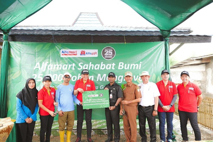Alfamart tanam 25.000 bibit mangrove di Bekasi