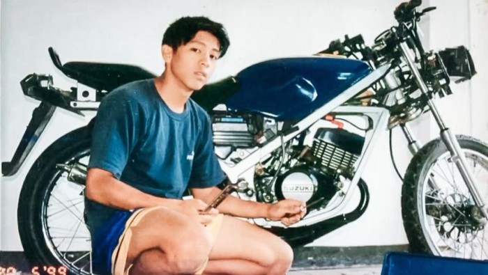 Ariel Noah pamer motor pertamanya
