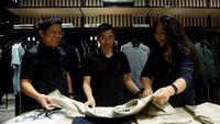 A|X Armani Exchange menghadirkan tren terbaru dengan harga yang menarik bagi kaum muda. Koleksi yang ditawarkan meliputi berbagai pakaian dan aksesoris yang stylish dan casual, termasuk ikat pinggang, tas, topi, dan dompet.
