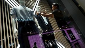 Pernah Bangkrut, Armani Exchange Balik Lagi ke Indonesia