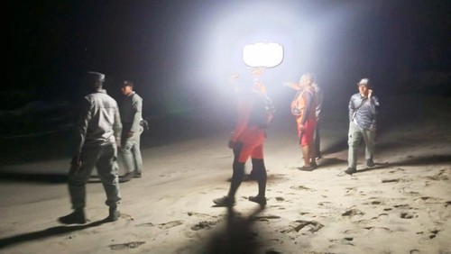 Basarnas melakukan pencarian pria Lamongan, Jatim, terjatuh dari tebing Pantai Bias Tugel, Kecamatan Manggis, Karangasem, Bali, Minggu (30/6/2024) malam. (Dok. Kantor Pos Basarnas Karangasem)