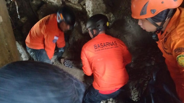 Basarnas saat melakukan evakuasi terhadap korban longsor di lokasi jembatan ambruk.