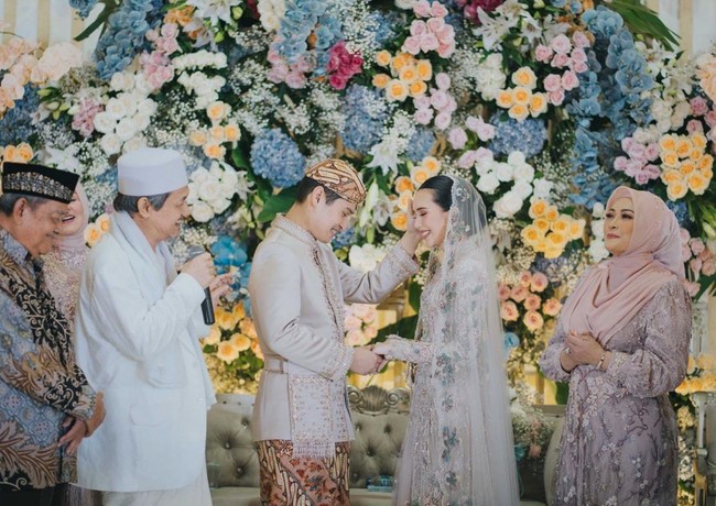 Meski acara tersebut merupakan ngunduh mantu namun digelar tak kalah mewah dari akad dan resepsi pertama. Terlihat Beby dan Rizki serta keluarga mereka memamerkan senyum bahagia di acara tersebut. Foto: Instagram/@bebytsabina