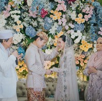 Meski acara tersebut merupakan ngunduh mantu namun digelar tak kalah mewah dari akad dan resepsi pertama. Terlihat Beby dan Rizki serta keluarga mereka memamerkan senyum bahagia di acara tersebut. Foto: Instagram/@bebytsabina