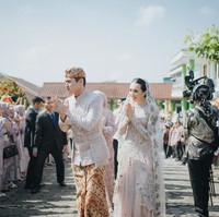 Beby Tsabina tampil cantik dengan dress berwarna nude yang dipenuhi payet. Penampilannya semakin anggun dan menawan dengan kerudung berbahan kain tulle yang dipercantik dengaan payet berbentuk bunga warna-warni pada bagian list kain. Foto: Instagram/@bebytsabina