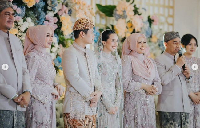 Sementara Rizki tampil gagah mengenakan pakaian adat Jawa berwarna coklat lengkap dengan blangkon di kepalanya. Acara Ngunduh Mantu sendiri dalam tradisi Jawa biasa dilakukan untuk menyambut kehadiran mempelai wanita sebagai anggota keluarga baru dari keluarga besar pihak laki-laki. Foto: Instagram/@bebytsabina