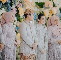 Sementara Rizki tampil gagah mengenakan pakaian adat Jawa berwarna coklat lengkap dengan blangkon di kepalanya. Acara Ngunduh Mantu sendiri dalam tradisi Jawa biasa dilakukan untuk menyambut kehadiran mempelai wanita sebagai anggota keluarga baru dari keluarga besar pihak laki-laki. Foto: Instagram/@bebytsabina