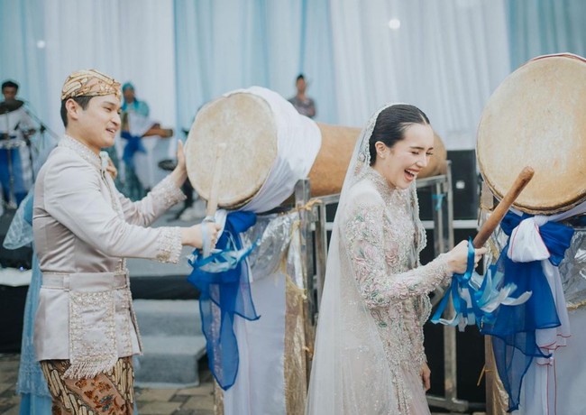 Dalam foto yang dibagikan terlihat pasangan baru yang menikah pada 23 Juni 2024 itu ikut memukul bedug. Terlihat Beby yang begitu bahagia dan tertawa lepas. Foto: Instagram/@bebytsabina