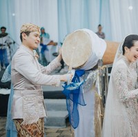 Dalam foto yang dibagikan terlihat pasangan baru yang menikah pada 23 Juni 2024 itu ikut memukul bedug. Terlihat Beby yang begitu bahagia dan tertawa lepas. Foto: Instagram/@bebytsabina