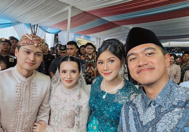 Acara ngunduh mantu tersebut juga terlihat didatangi oleh Erina Gudono dan Kaesang. Penampilan Erina yang tengah hamil pun tak kalah jadi sorotan. Terlihat baby bump di perut Erina sudah semakin besar. Foto: Instagram/@bebytsabina