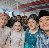 Acara ngunduh mantu tersebut juga terlihat didatangi oleh Erina Gudono dan Kaesang. Penampilan Erina yang tengah hamil pun tak kalah jadi sorotan. Terlihat baby bump di perut Erina sudah semakin besar. Foto: Instagram/@bebytsabina