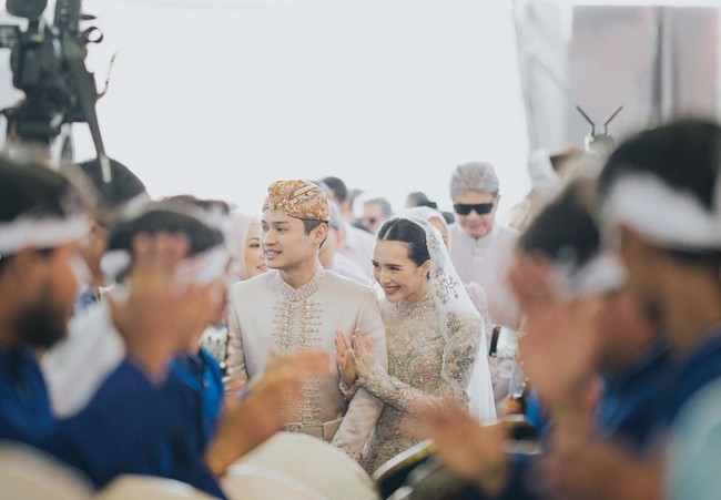 Rizki diketahui berprofesi sebagai anggota DPR, sementara Beby merupakan seorang artis. Acara ngunduh mantu keduanya pun banyak dihadiri oleh tokoh-tokoh penting dan ternama. Foto: Instagram/@bebytsabina