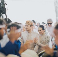 Rizki diketahui berprofesi sebagai anggota DPR, sementara Beby merupakan seorang artis. Acara ngunduh mantu keduanya pun banyak dihadiri oleh tokoh-tokoh penting dan ternama. Foto: Instagram/@bebytsabina