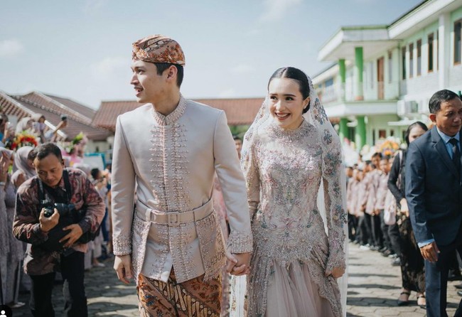Beby Tsabina dan suaminya, Rizki Natakusumah baru saja menggelar acara ngunduh mantu pada 29 Juni 2024. Digelar di Pandeglang, Banten, acara tersebut berlangsung dengan meriah. Foto: Instagram/@bebytsabina