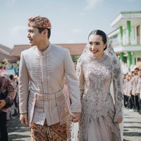 Beby Tsabina dan suaminya, Rizki Natakusumah baru saja menggelar acara ngunduh mantu pada 29 Juni 2024. Digelar di Pandeglang, Banten, acara tersebut berlangsung dengan meriah. Foto: Instagram/@bebytsabina