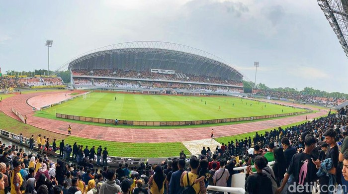Belasan ribu suporter menyaksikan laga Big Match Reuni Legend Sriwijaya FC