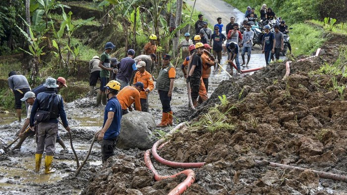 Bencana alam tanah longsor di Tasikmalaya Sejumlah petugas BPBD Kabupaten Tasikmalaya dan relawan membersihkan material tanah longsor yang menimbun jalan penghubung antarkecamatan di Desa Nangtang, Kabupaten Tasikmalaya, Jawa Barat, Minggu (30/6/2024). BPBD Kabupaten Tasikmalaya mencatat sebanyak 17 titik di tujuh kecamatan Kabupaten Tasikmalaya mengalami bencana alam yakni longsor dan banjir. ANTARA FOTO/Adeng Bustomi/aww.
