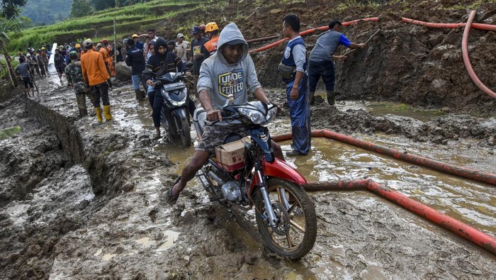 Bencana alam tanah longsor di Tasikmalaya Sejumlah petugas BPBD Kabupaten Tasikmalaya dan relawan membersihkan material tanah longsor yang menimbun jalan penghubung antarkecamatan di Desa Nangtang, Kabupaten Tasikmalaya, Jawa Barat, Minggu (30/6/2024). BPBD Kabupaten Tasikmalaya mencatat sebanyak 17 titik di tujuh kecamatan Kabupaten Tasikmalaya mengalami bencana alam yakni longsor dan banjir. ANTARA FOTO/Adeng Bustomi/aww.