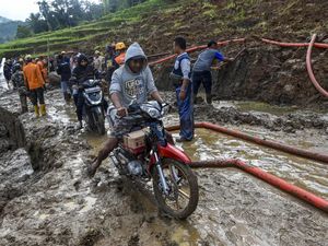 Bencana Alam Tanah Longsor Terjang 17 Titik di Tasikmalaya