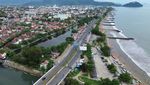 Pantai Padang Ramai Pengunjung Saat Liburan Sekolah