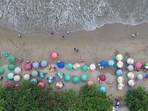 Pantai Padang Ramai Pengunjung Saat Liburan Sekolah