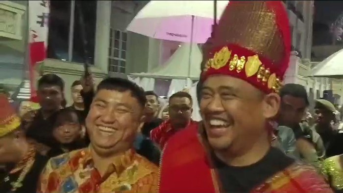 Bobby rangkul Bupati Labura Hendri Yanto Sitorus saat ditanya soal bacalon Wagubsu. (dok. Istimewa)