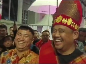 Bobby Rangkul Bupati Labura saat Ditanya soal Wakilnya di Pilgub Sumut