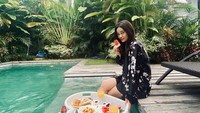 Berlibur ke Bali, istri Denny Sumargo menikmati floating breakfast di hotelnya. Ia menikmati buah semangka dan aneka pastry. Foto: Instagram @dennysumargo / @oliviasumargo