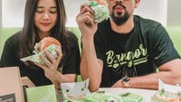 Tak kalah romantis, begini momen Denny dan Olivia Sumargo saat mempromosikan Burger Bangor, usaha kulinernya sendiri. Foto: Instagram @dennysumargo / @oliviasumargo