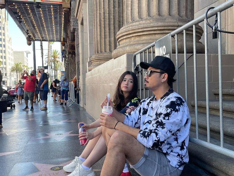 Denny Sumargo dan Istri saat Kulineran Romantis di Amerika