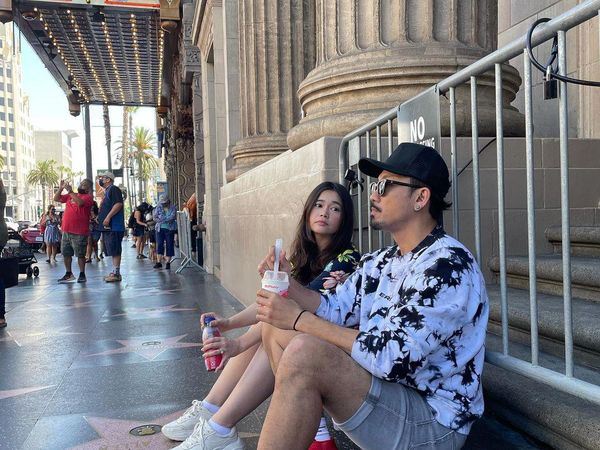 Denny Sumargo dan Istri saat Kulineran Romantis di Amerika
